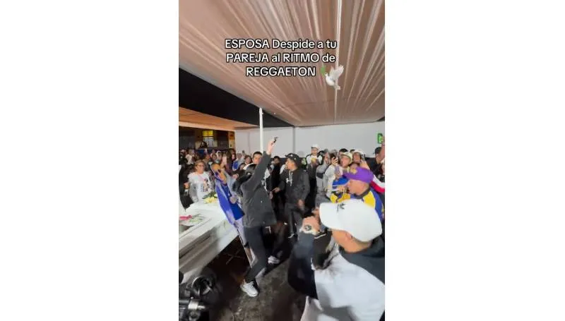 Videos en redes muestran a asistentes bailando en funerales al ritmo del reguetón. / @elcangridelcallao