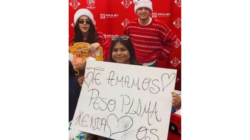 Kenia Os y Peso Pluma participaron en una entrega de juguetes durante un evento navideño en Los Ángeles, Estados Unidos./ RS