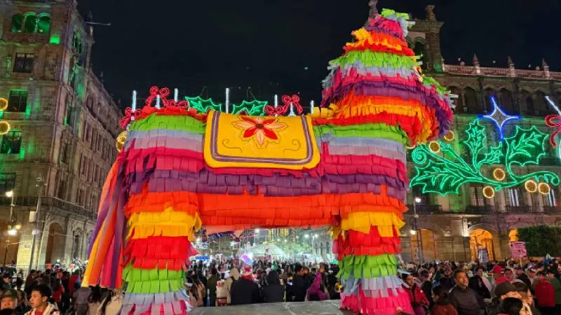El Zócalo de la Ciudad de México se transforma en una gran villa navideña con iluminación monumental y decoración especial por las fiestas decembrinas./ Contra/ Georgina Sanchez