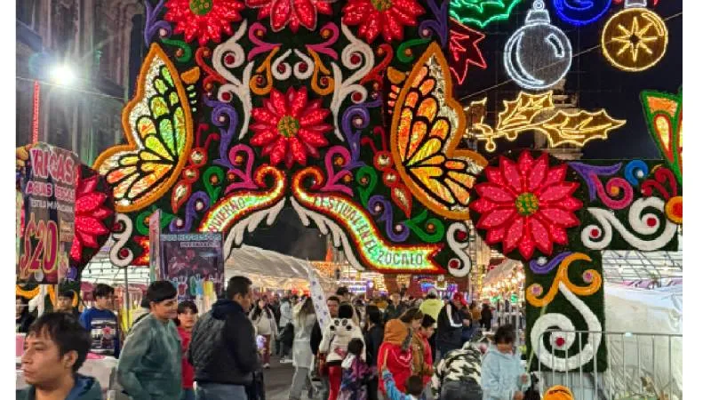 Familias completas recorren la Verbena Navideña, uno de los eventos gratuitos más concurridos del cierre de año en la capital del país./ Contra/Contra/ Georgina Sánchez