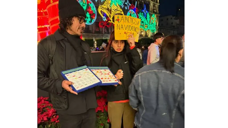 La iluminación y las figuras decorativas se han convertido en uno de los principales atractivos para tomarse fotografías en el Centro Histórico./ Contra/ Georgina Sánchez