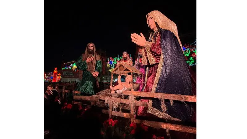 El escenario principal del Zócalo recibe presentaciones musicales y culturales durante los días que dura la Verbena Navideña./ Contra/ Gina