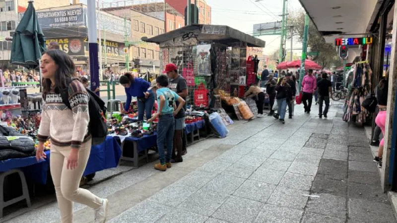 Peatones caminan con mayor seguridad, luego de la reparación de la banqueta en uno de los ejes más transitados del Centro Histórico. / Georgina Sánchez