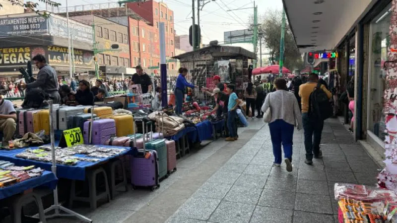 La banqueta provocaba que las personas tropezarán. / Georgina Sánchez