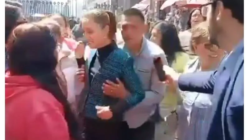 Momento en el que acosan a la presidenta Claudia Sheinbaum. / Redes sociales