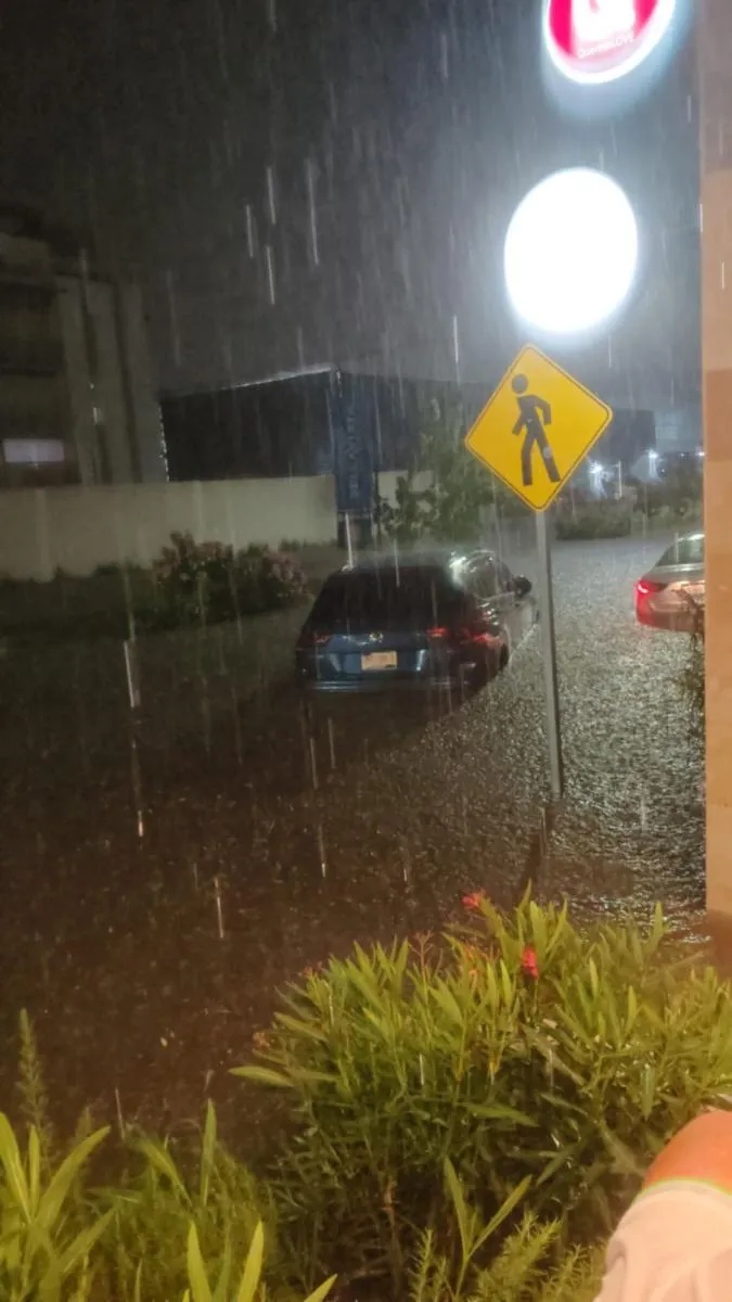 Varios autos quedaron atrapados en los grandes encharcamientos / Redes Sociales