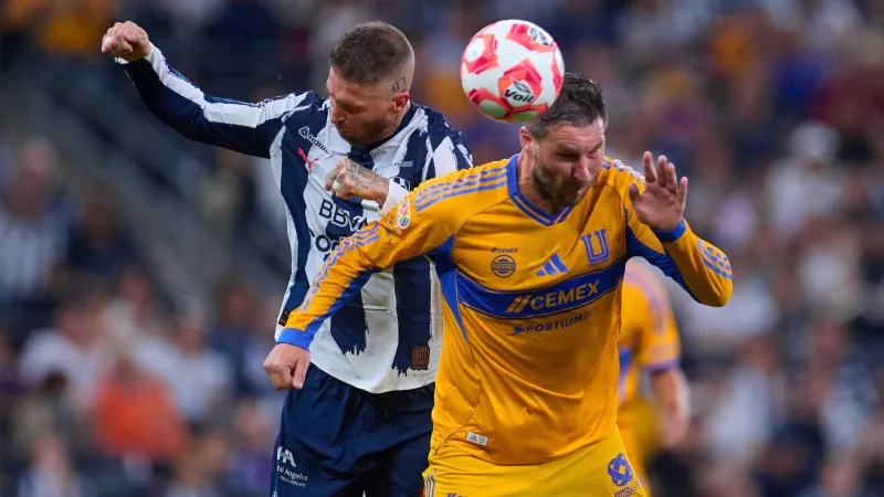 Ramos y Gignac disputan balón en el aire | MEXSPORT