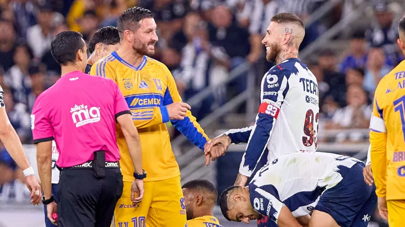 Gignac y Ramos ríen en la cancha | MEXSPORT