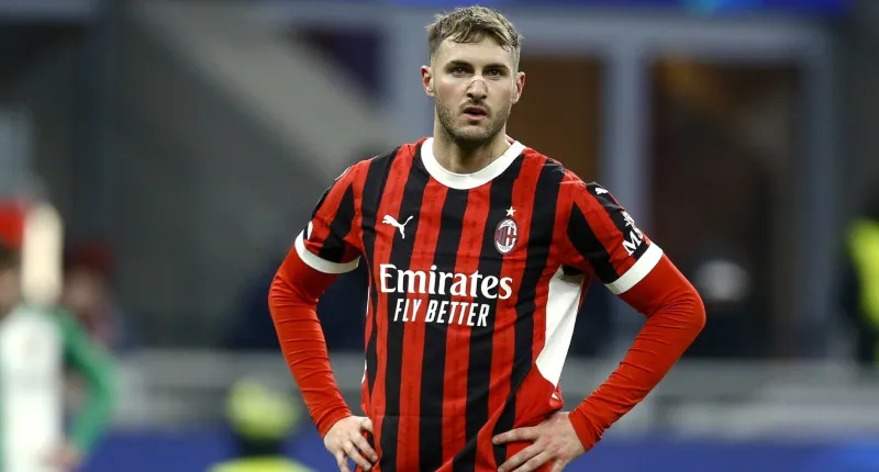 Santiago Giménez podría salir del Milan | AP