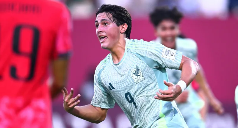 Aldo De Nigris celebra su gol con México | MEXSPORT