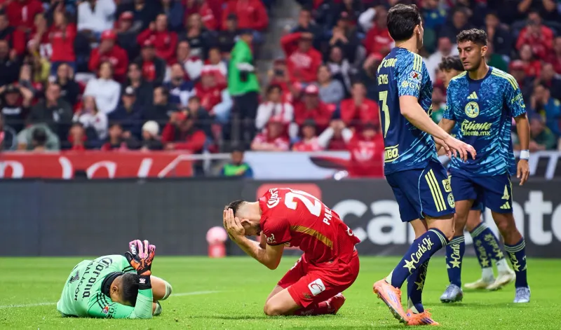 Paulinho recibió golpe en la cabeza | IMAGO7