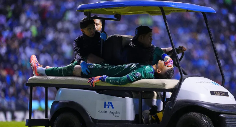 Kevin Mier sale en 'carrito de las desgracias' | IMAGO7