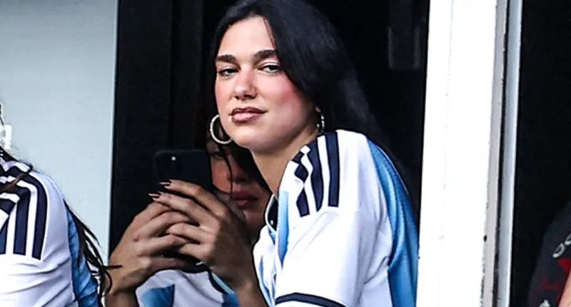 Dua Lipa con camiseta de Argentina | AP