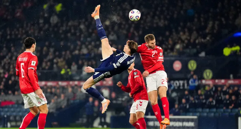 McTominay marca gol de chilena | AP