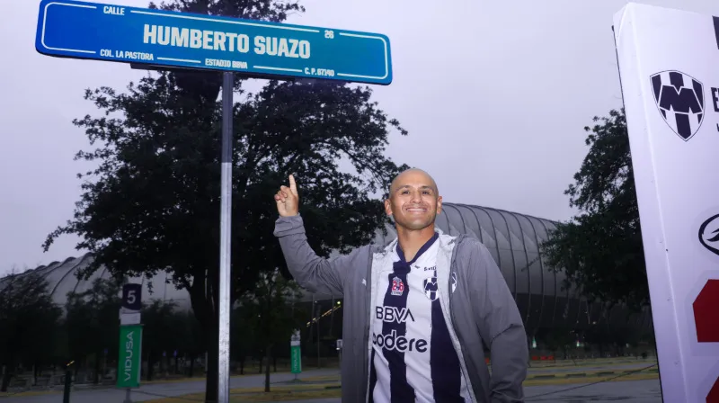 Chupete Suazo, leyenda de Rayados | X: @Rayados