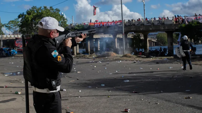 Policía enfrenta a la afición | AP