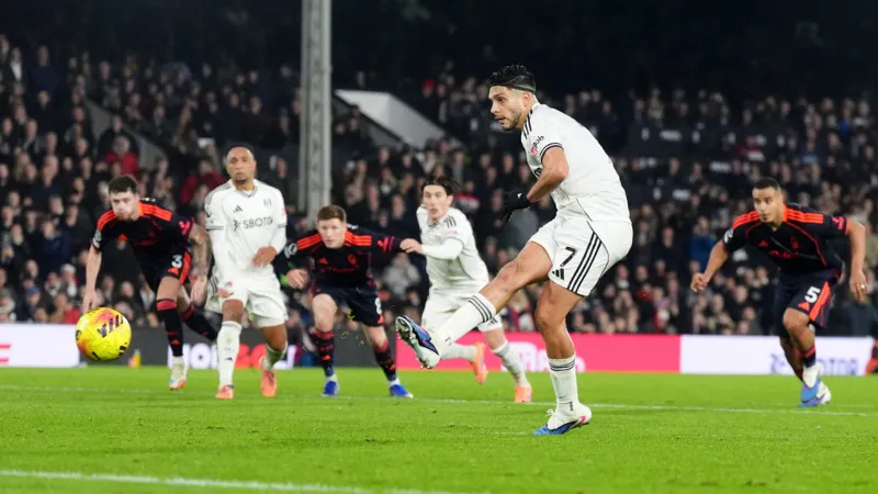 Raúl cobra desde los once pasos | AP