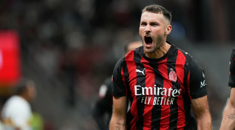 Santiago Giménez festeja gol con el Milan | AP