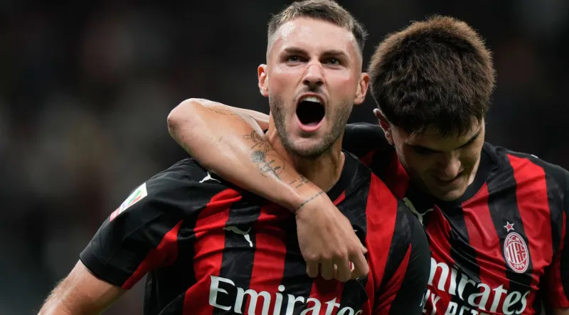 Santiago Giménez busca consolidarse en Milan | AP