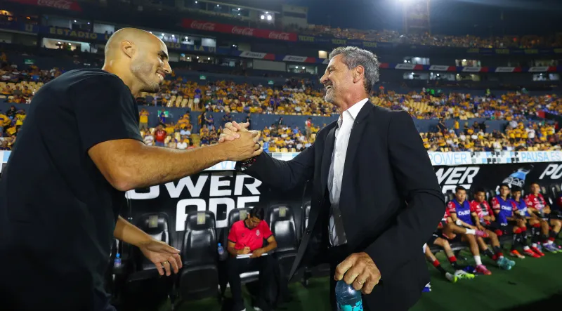 Diego Cocca saluda a Guido Pizarro | IMAGO7