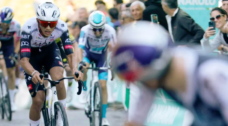 Isaac del Toro cerca de cruzar la meta | X: @TeamEmiratesUAE