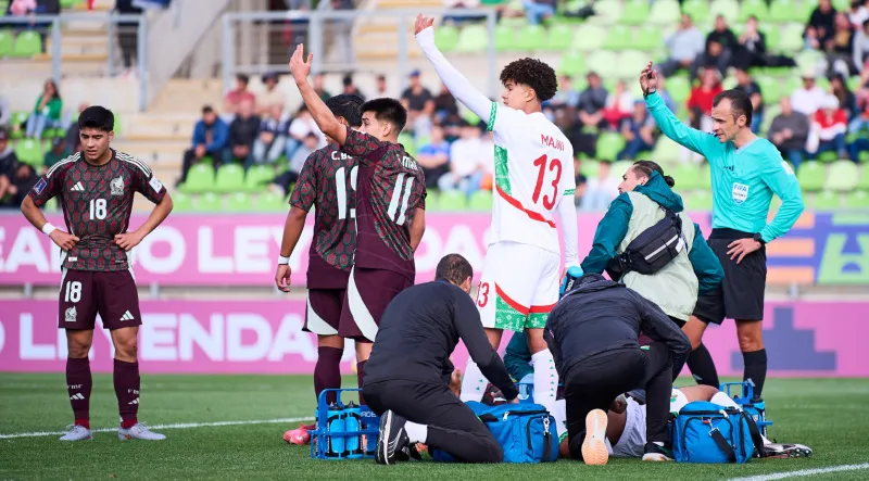 Mateo Levy es atendido en el campo | MEXSPORT