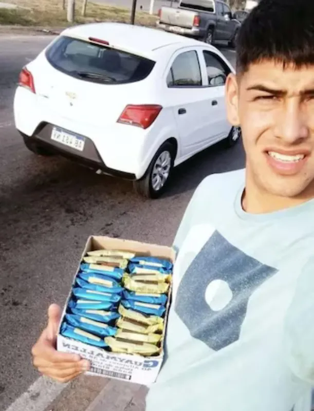 Lautaro Rivero vendiendo dulces en la calle | ESPECIAL