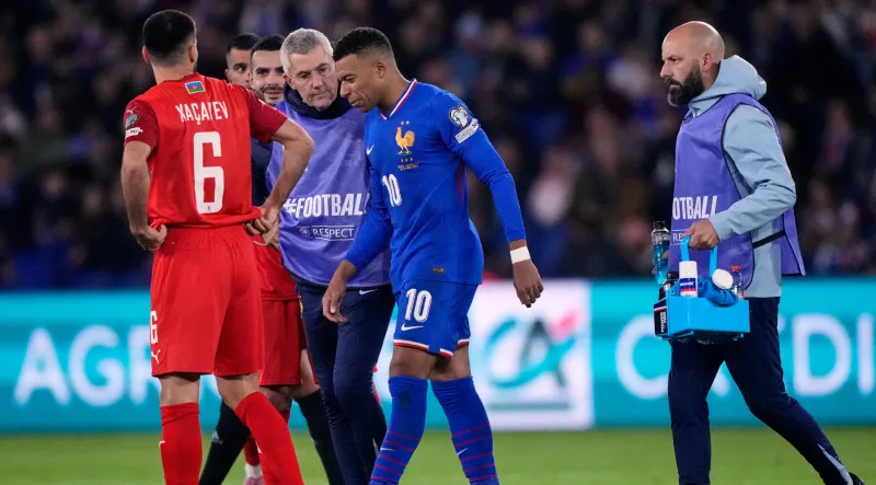 Mbappé sale de cambio por lesión | AP