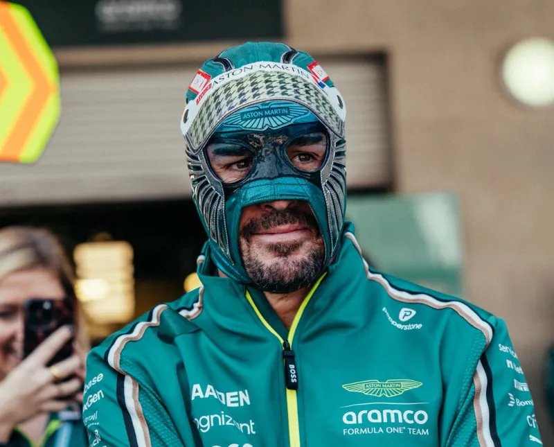 Fernando Alonso luce mascara de luchador | Aston Martin