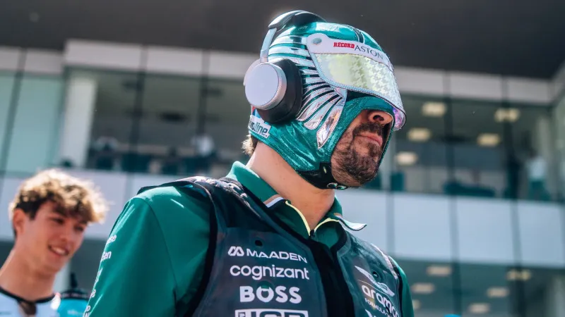 Fernando Alonso luce mascara de luchador | X: @F1