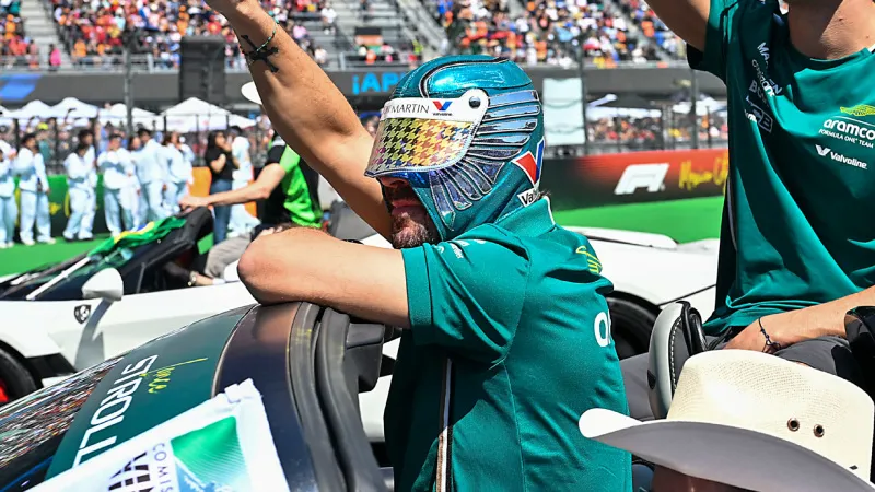 Fernando Alonso en desfile del GP de México | IMAGO7