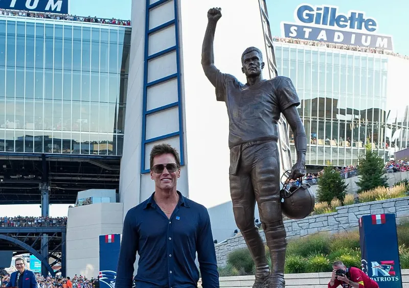 Tom Brady con su estatua |
