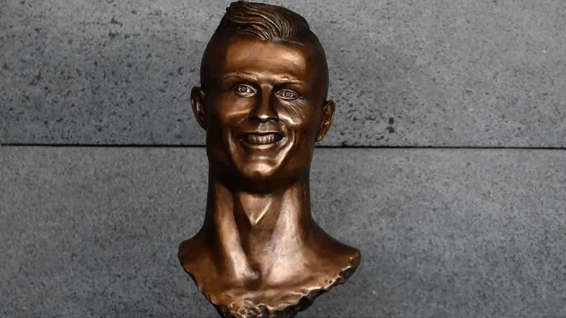 Polémica estatua de Cristiano Ronaldo |