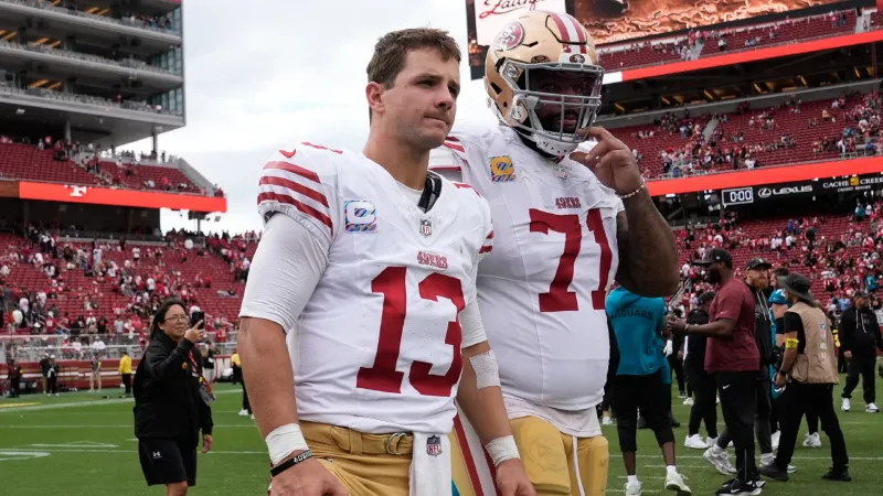 Brock Purdy sigue lesionado del pie | AP