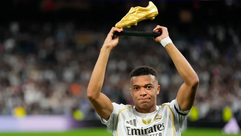 Mbappé muestra bota de oro al Bernabéu | AP
