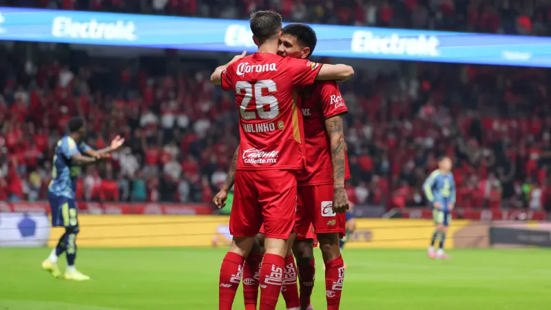 Nico Castro celebra con Paulinho | IMAGO7