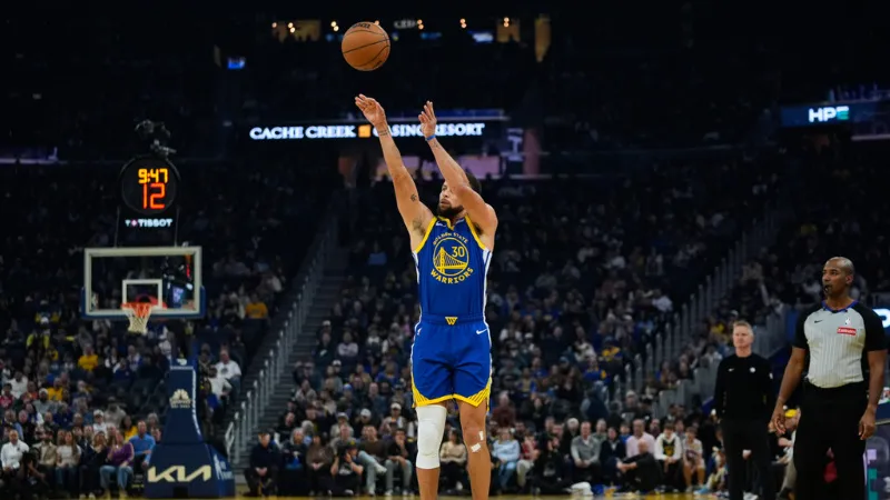 Curry lanza espectacular tiro | AP