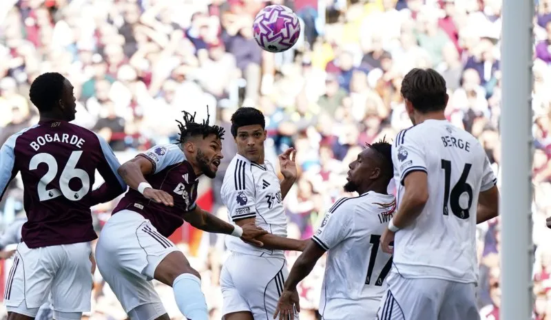 Jiménez en acción con Fulham