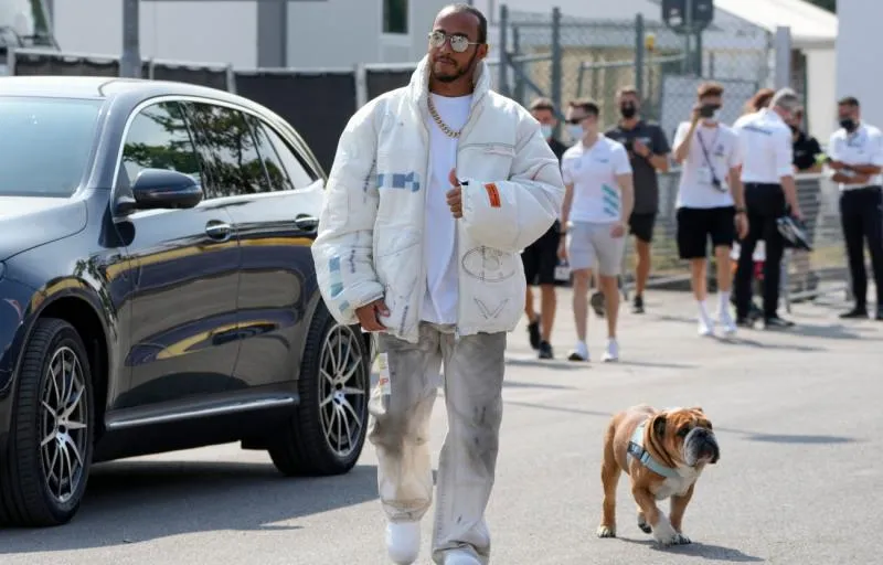 Roscoe con Hamilton en el padock | AP