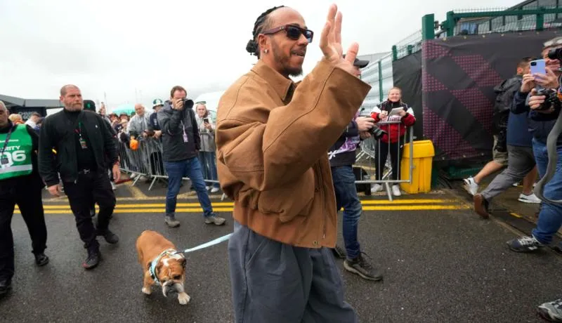 Lewis Hamilton con su mascota de nombre Roscoe | AP