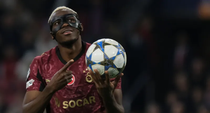 Victor Osimhen marca tres goles | AP