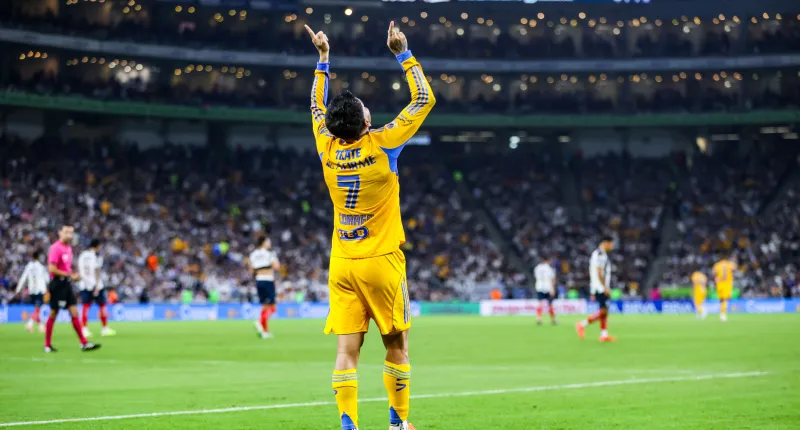 Ángel Corre a una tarjeta de ser suspendido | IMAGO7