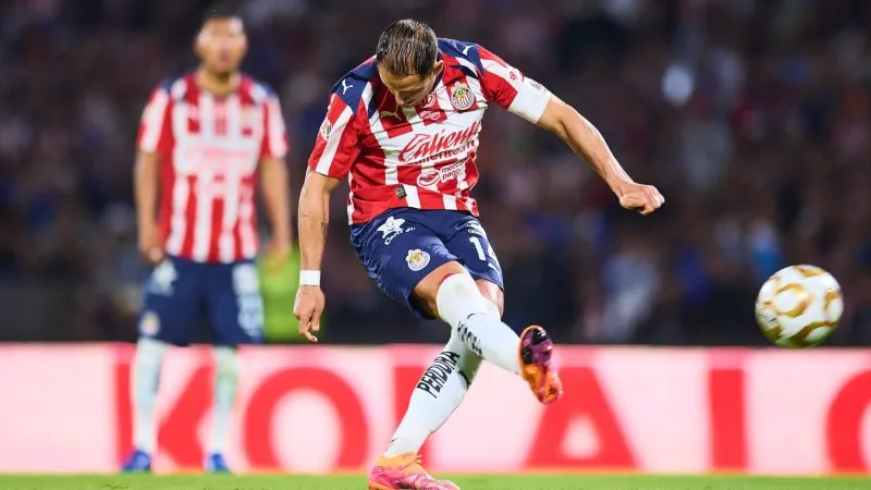 Chicharito Hernández falla penal con Chivas | MEXSPORT