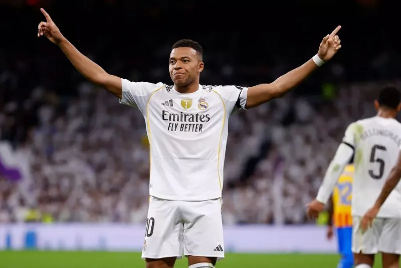 El Bernabéu estrenó nuevo himno ante Valencia | RealMadrid