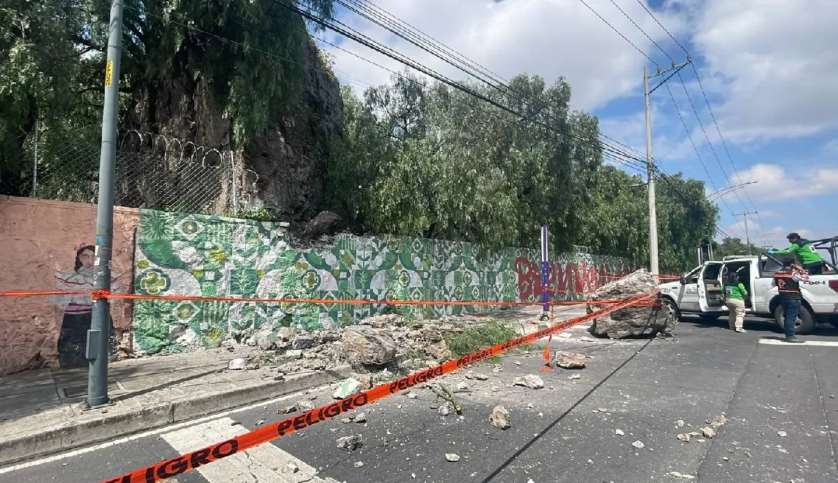 La roca se desprendió del Panteón del Tepeyac/X