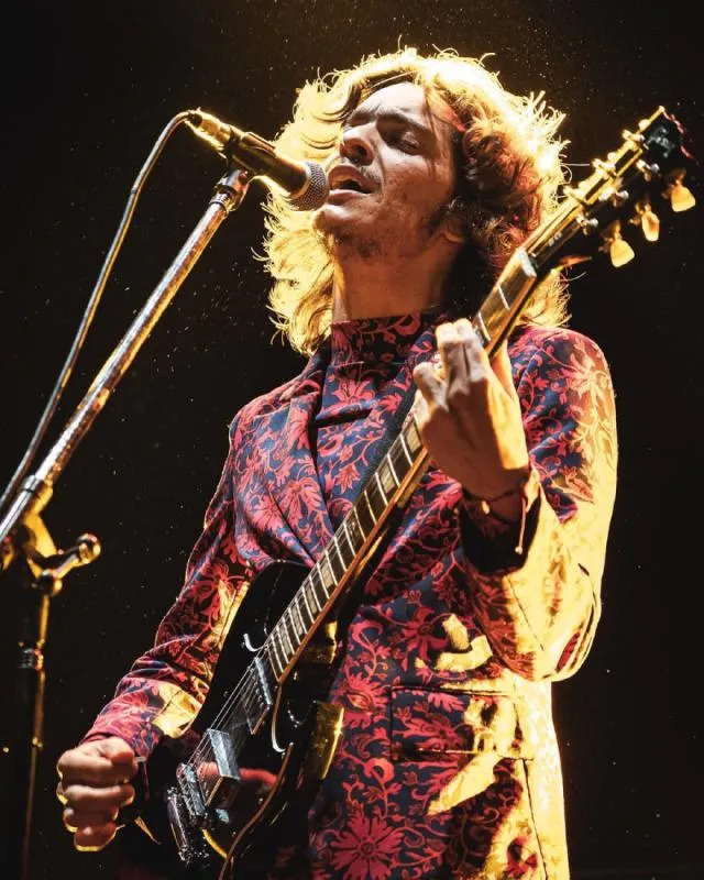 Con su música logra conectar a la primera con el público / IG: @rocco.posca