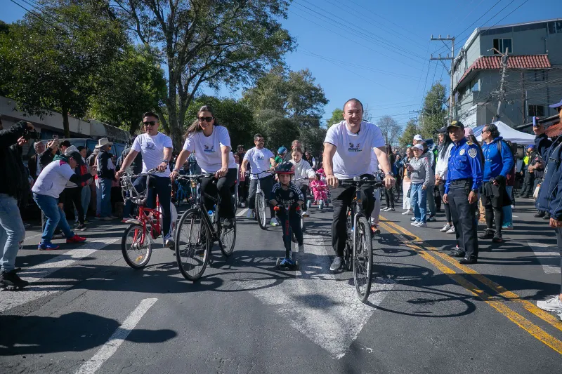 El alcalde Carlos Orvañanos encabezó la rodada en bici / Especial
