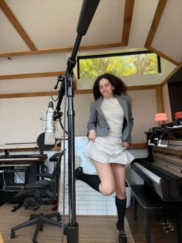 La cantante asegura que ya aprendió a vivir con su problema / IG: @rosalia.vt