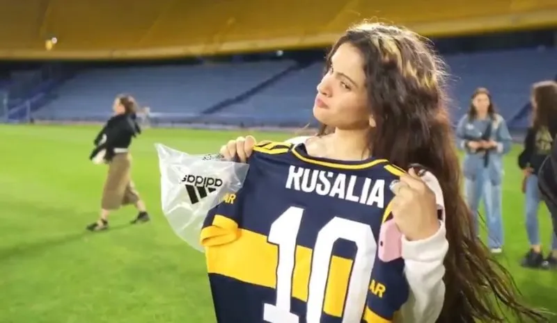Rosalía con playera de Boca