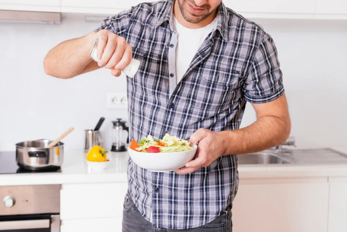 Un hombre buscó reducir su consumo de sal por medio de ChatGPT / FREEPIK